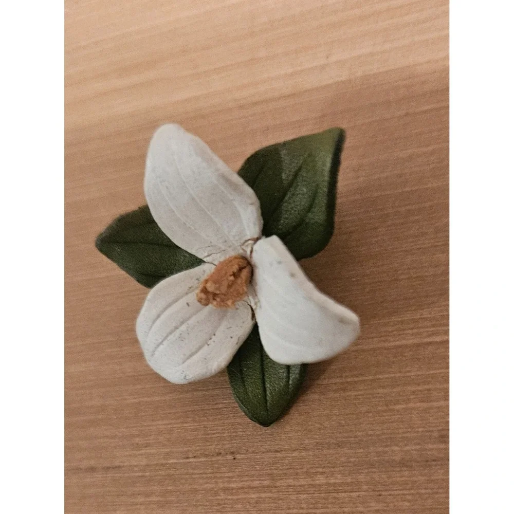 Trillium Flower brooch pin - signed Canada Floral Statement Lapel Accent FASHION